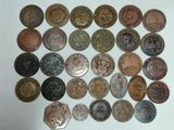 beaucoup de pièces qui sont sur la table