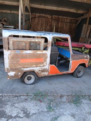 un petit camion garé dans un garage