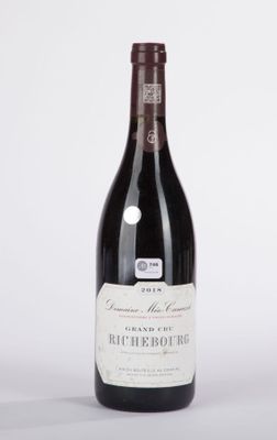 une bouteille de vin posée sur une table