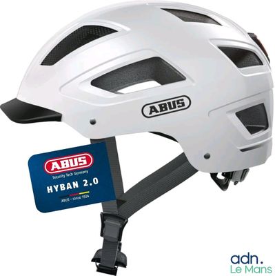 un gros plan d'un casque auquel est accrochée une étiquette