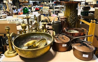 de nombreux types d'articles en laiton exposés dans un magasin