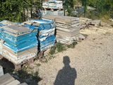 l'ombre d'une personne debout devant un tas de bois