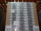 une palette chargée de nombreux cartons dans un entrepôt