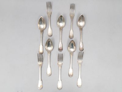 six fourchettes et cuillères sont disposées en rangée sur une table