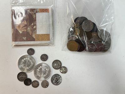 un sac de pièces et une carte posés sur une table