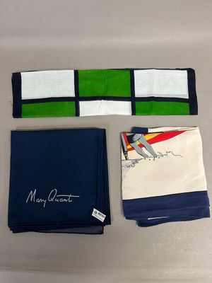 Lot comprenant : - un carré en mousseline de soie BIANCHINI …