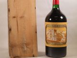 une bouteille de vin posée à côté d'une caisse en bois