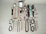 de nombreux types de montres et de bracelets disposés sur une table