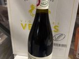 une bouteille de vin posée sur une boîte