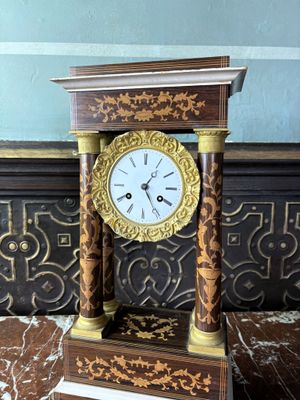 une horloge posée sur une table