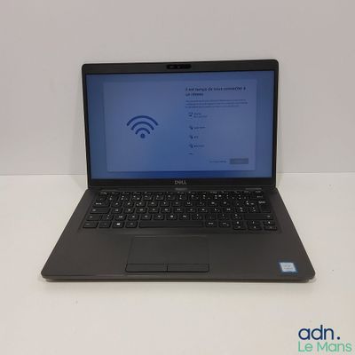 un ordinateur portable posé sur une table, avec le symbole « Wi-Fi » affiché à l'écran