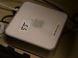 un ordinateur Apple blanc posé sur un bureau, avec un clavier et une souris