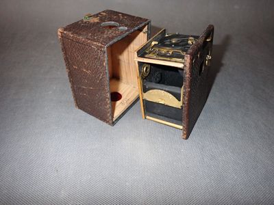 une petite boîte en bois contenant un réchaud