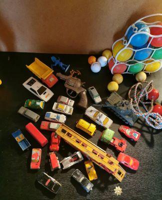 un grand nombre de jouets posés sur une table
