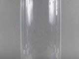 une image représentant un dôme en verre reposant sur un socle en bois, posé sur une surface grise