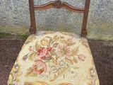 une chaise dont l'assise est ornée d'un motif floral