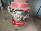 une borne d'incendie rouge et blanche dans un garage
