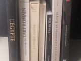 plusieurs livres posés ensemble sur une étagère
