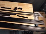 une table en bois sur laquelle sont posés différents objets