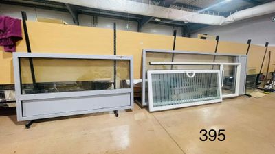 deux vitrines en verre dans un entrepôt aux murs jaunes