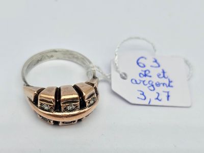 une bague posée sur une table