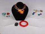 un collier, un bracelet, une bague et d'autres bijoux exposés