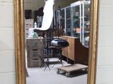 un miroir posé sur le sol d'une pièce