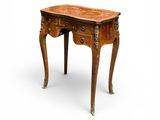l'image d'une petite table en bois avec des tiroirs