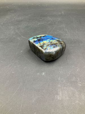 Labradorite, bloc de 630g poli sur toutes ses faces.