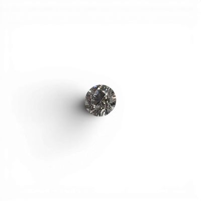 un diamant isolé sur une surface blanche, avec un fond blanc
