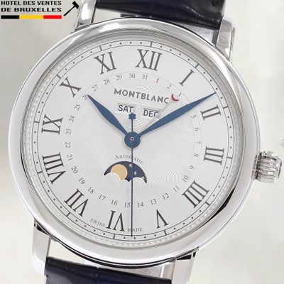 gros plan d'une montre avec des chiffres romains sur le cadran