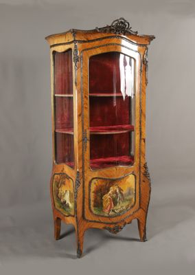 une image représentant une armoire en bois dont la porte est recouverte de velours rouge
