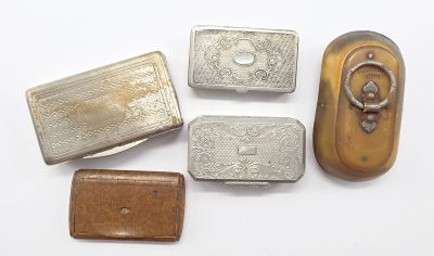 plusieurs types de bijoux en argent et en or disposés sur un fond blanc