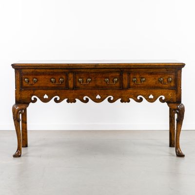 une vieille table en bois sur laquelle se trouvent trois tiroirs