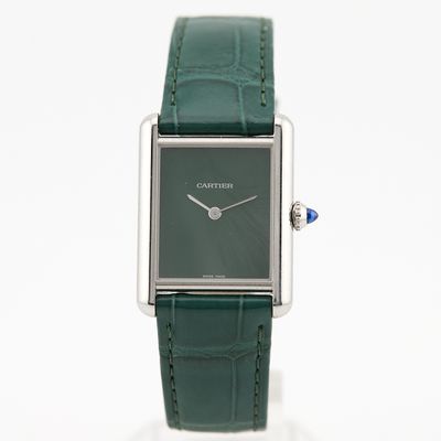 une photo d'une montre avec un bracelet en cuir vert