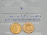deux pièces d'or posées sur un morceau de papier
