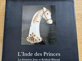 le livre est posé sur une table sur laquelle est représenté un cheval blanc