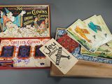 une boîte de livres et une boîte de cartes posées sur une table