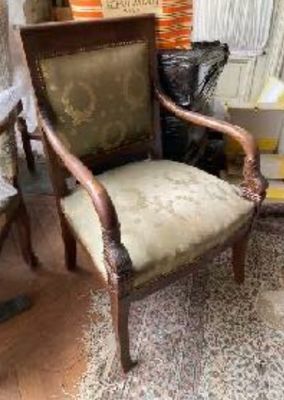 Paire de fauteuils En bois teinté acajou, accotoirs dauphins…