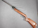 un fusil posé sur une table