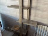 une étagère en bois sur laquelle est posé un panier, à côté d'un radiateur