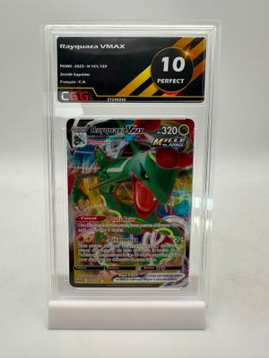 La carte à collectionner Pokémon se trouve dans un étui en plastique transparent