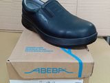 an image of a pair of black shoes sitting on top of a box