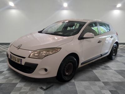 la photo d'une voiture blanche garée dans un garage
