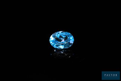 un diamant bleu sur fond noir