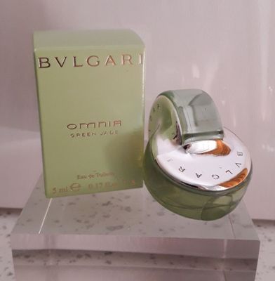 un flacon de parfum posé sur un comptoir à côté d'une boîte