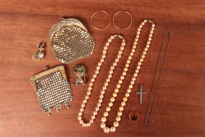 une table en bois sur laquelle sont posés tout un tas de bijoux