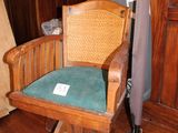 une chaise en bois sur laquelle est posé un parapluie, dans une pièce