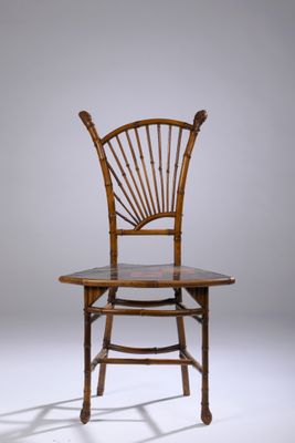 chaise en bois avec une assise en bambou et en verre