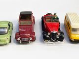plusieurs petites voitures sont alignées sur une surface blanche